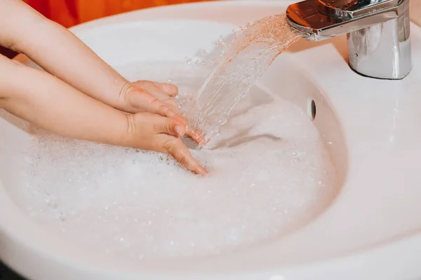 Linda Niñita Lavándose Las Manos Baño Concepto Higiene Que Muestra Imagen de archivo