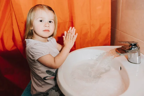 Linda Niñita Lavándose Las Manos Baño Concepto Higiene Que Muestra — Foto de Stock