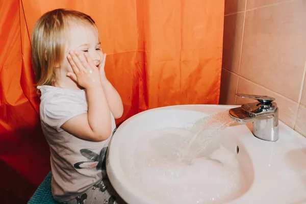 Милая Малышка Моющая Руки Туалете Концепция Гигиены Показывающая Профилактику Инфекций — стоковое фото
