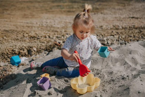 Porträt Eines Kleinen Mädchens Das Mit Kisten Und Sandschaufel Sand — Stockfoto