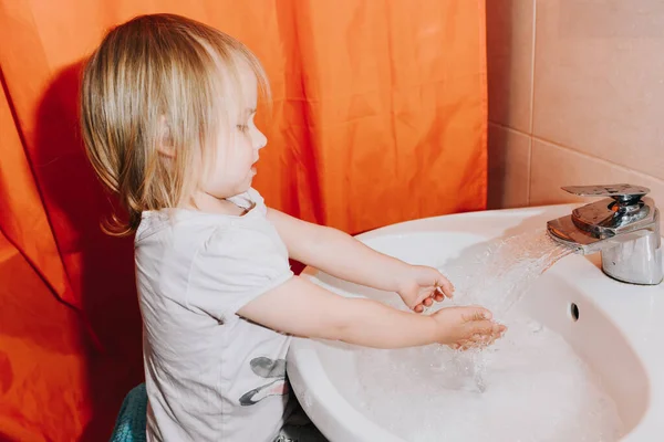 Linda Niñita Lavándose Las Manos Baño Concepto Higiene Que Muestra Fotos de stock