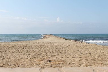 Akdeniz 'in kumlu kıyıları ufka doğru uzanıyor.