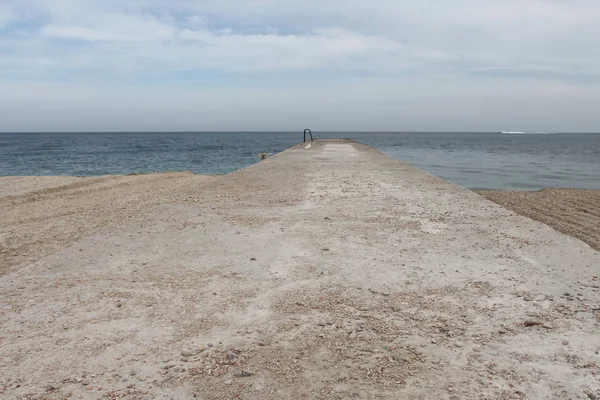 Pier Die Diep Zwarte Zee Gaat Tegen Blauwe Lucht — Stockfoto