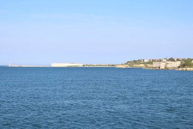 deniz ve mavi gökyüzü