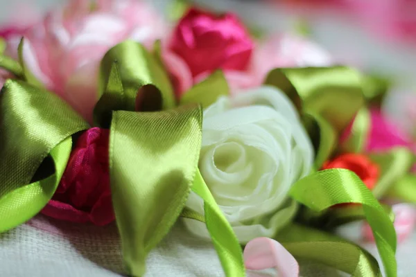 缎子织物制成的花和花瓣 — 图库照片