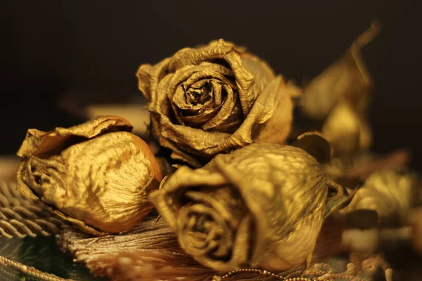 Μπουκέτο Τριαντάφυλλα Καλυμμένα Χρυσό — Φωτογραφία Αρχείου