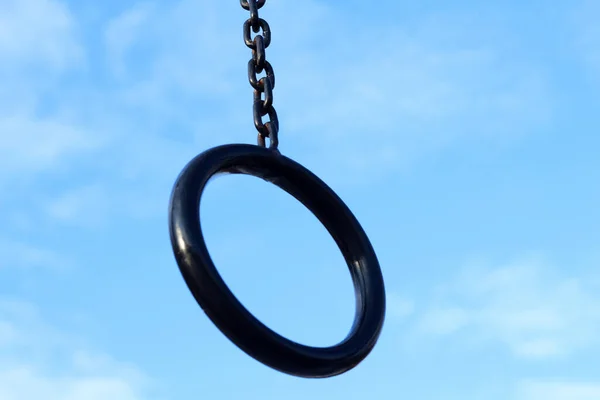 Bague Noire Sportive Sur Une Chaîne Contre Ciel Bleu — Photo