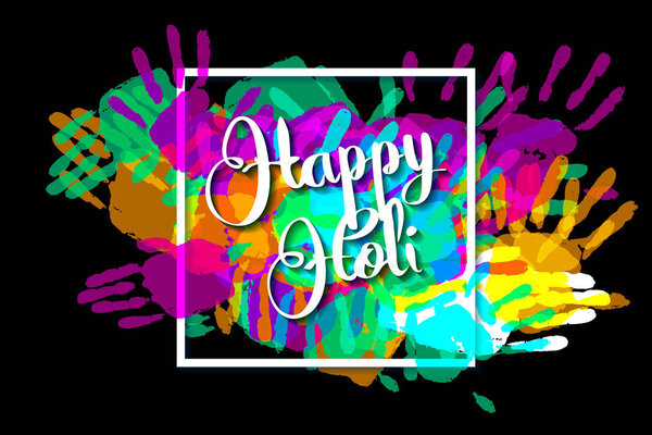 Happy Holi на фоне отпечатков рук
