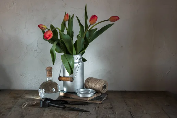 Rote Tulpenblüten Bleiben Wasserkanistern Büchern Gläserner Wasservase Und Bastelband Auf — Stockfoto