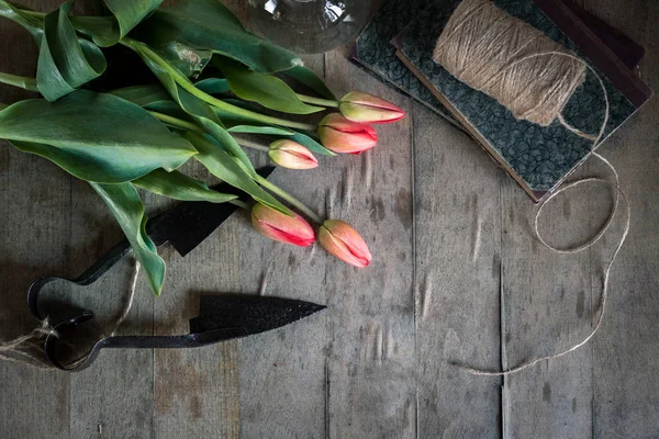 Ahşap Masa Arka Plan Üzerinde Kırmızı Lale Çiçek Görünümü Top — Stok fotoğraf