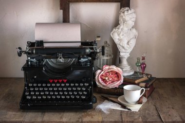 Natürmort ev iç ayrıntıları. Vintage kız büstü fincan kahve, parfüm şişesi, paeony, daktilo, kitap, mektup, beyaz tüy, kalem rustik tarzı ahşap arka plan üzerinde