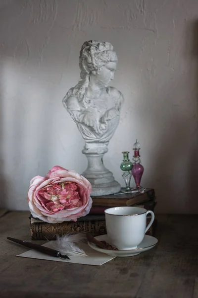 Natürmort Ayrıntıları Retro Vintage Kız Büstü Fincan Kahve Parfüm Şişesi — Stok fotoğraf