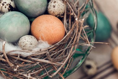 Ham ahşap masa peçeteye ile yuvadaki yumurta