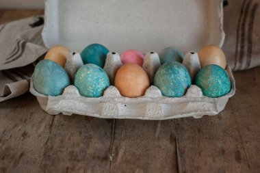 Boyalı Paskalya yumurtaları oluklu kutusunda closeup