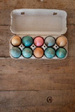 Boyalı Paskalya yumurtaları oluklu kutusunda closeup