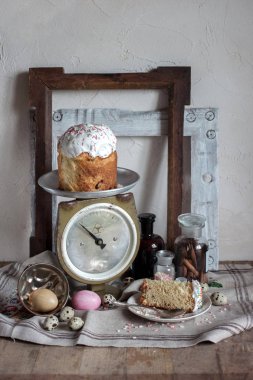 Rustik natürmort vintage ölçek Paskalya yumurtaları ve eski ahşap masa üzerinde keten kumaş üzerine ekmek ile
