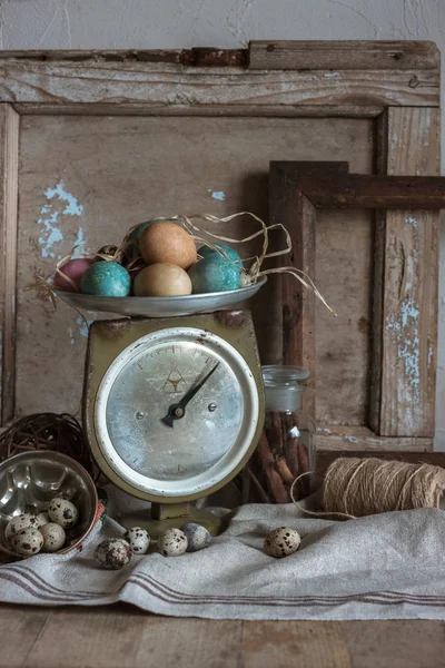 Eski Ölçek Paskalya Yumurtaları Ahşap Masa Üzerine Keten Kumaş Aroma — Stok fotoğraf