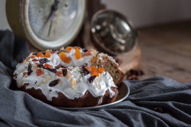 Eski ölçek, lezzetli ev yapımı pasta, şişe ve ahşap masa üzerine keten kumaş ve aroma baharatlar ile kase rustik natürmort.