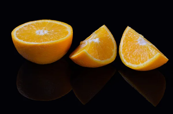 Naranja brillante sobre fondo negro, reflejo . — Foto de Stock
