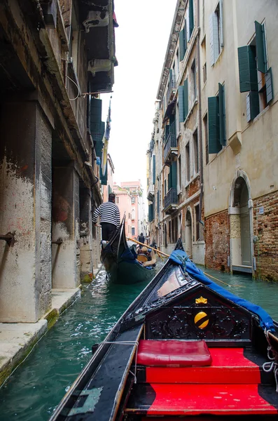Nadar en una góndola en el Gran Canal de Venecia . — Foto de Stock