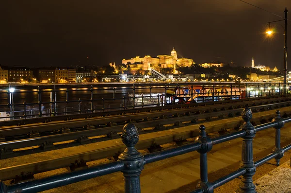 Castelo de Buda em luzes, foto noturna de Budapeste com Danúbio, Hung — Fotografia de Stock