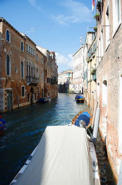 Casas antiguas en Venecia, el estrecho canal entre las casas . — Foto de Stock