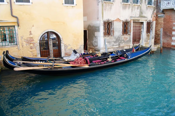 Góndolas en Venecia en el canal estrecho, Italia . — Foto de Stock