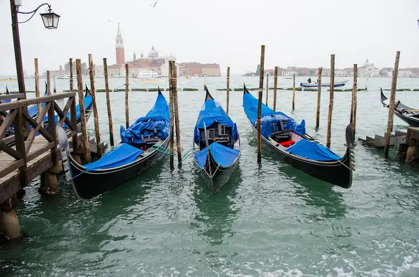Tres góndolas en Venecia en el Gran Canal, Italia . — Foto de Stock