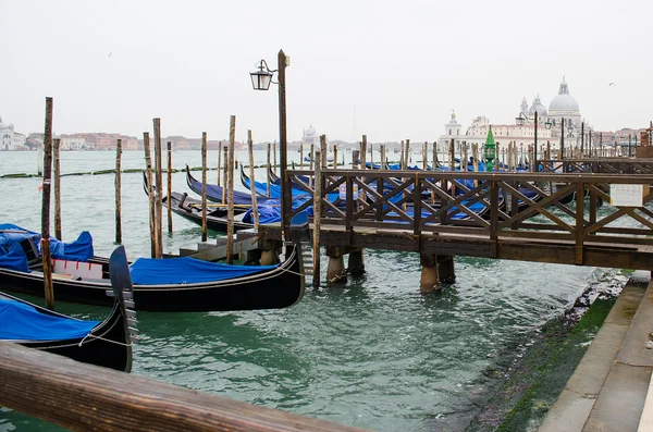Góndolas en Venecia en el Gran Canal, Italia . — Foto de Stock