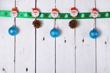 Bir ahşap arka plan asılı Noel süsleri. 