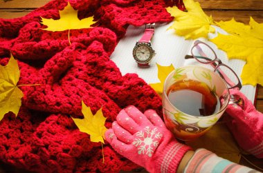 Bir fincan çay üzerinde eski ahşap masa, sonbahar Yarışması holding eller