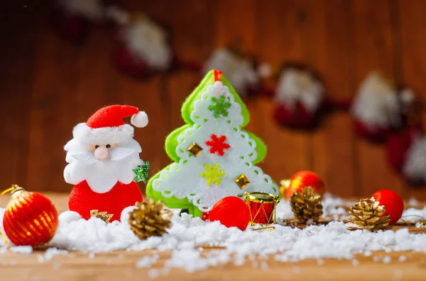 Brinquedo Papai Noel e árvore de Natal na velha mesa de madeira . — Fotografia de Stock