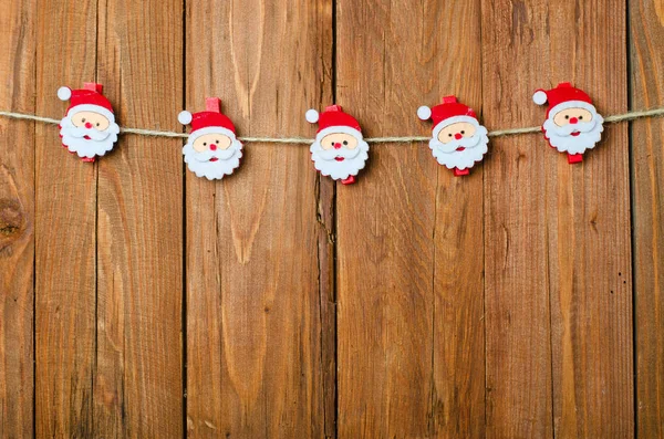 Χριστούγεννα με μανταλάκια σε φόντο ξύλινη. — Φωτογραφία Αρχείου