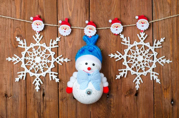 Decorações de Natal: boneco de neve e flocos de neve com pinos de roupas — Fotografia de Stock