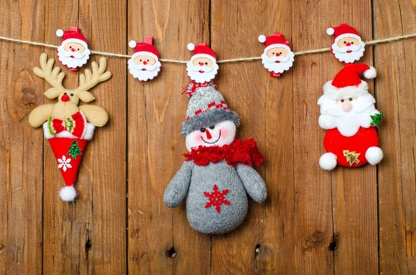 Χριστουγεννιάτικα στολίδια: ταράνδους, Αϊ Βασίλη και χιονάνθρωπος σε το — Φωτογραφία Αρχείου