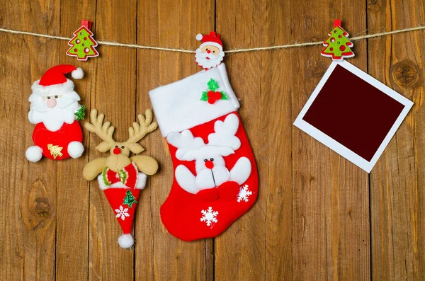 Weihnachtssocke für Geschenke und ein leerer Bilderrahmen auf einem hölzernen — Stockfoto