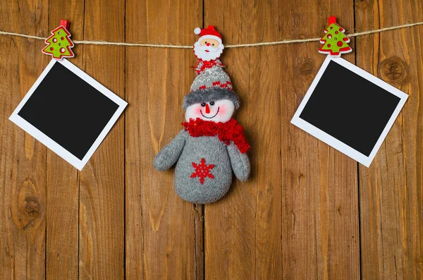 Boneco de neve de Natal e uma moldura vazia para o seu texto pendurado em um — Fotografia de Stock