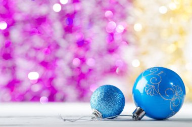 Noel topları arka plan bokeh portre üzerinde.