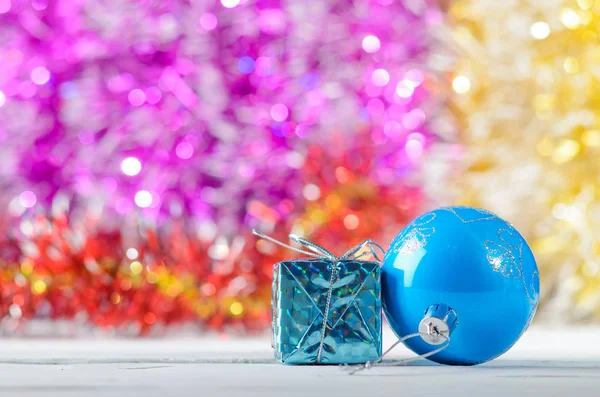 Bola de Navidad en el fondo bokeh primer plano . —  Fotos de Stock