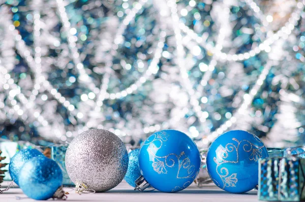 Рождественские шары на фоне бликов крупным планом . — стоковое фото