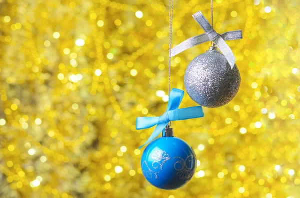 Рождественские шары на фоне золотого боке, место для текста . — стоковое фото