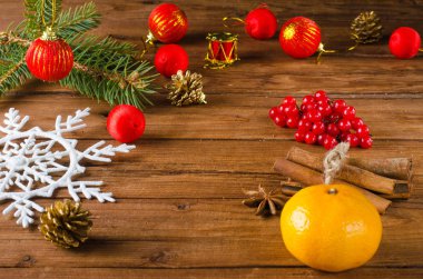 Noel dekor ahşap bir masa üzerinde.