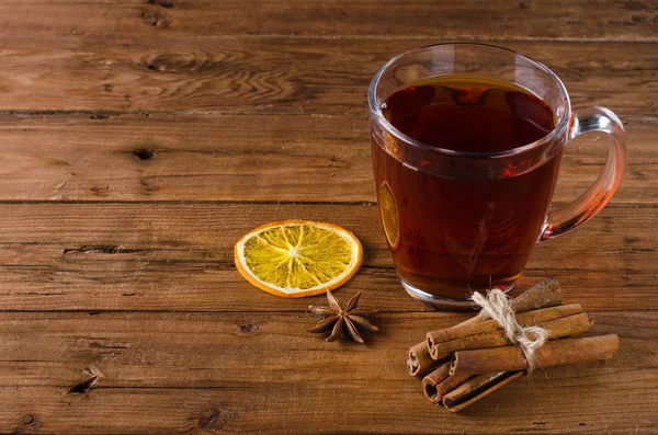 Szklanki do herbaty, cynamon i anyżu na podłoże drewniane. — Zdjęcie stockowe