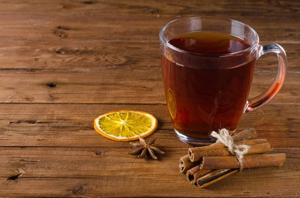 Szklanki do herbaty, cynamon i anyżu na podłoże drewniane. — Zdjęcie stockowe