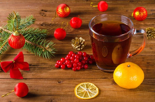 Dekorację świąteczną i filiżankę herbaty na podłoże drewniane. — Zdjęcie stockowe