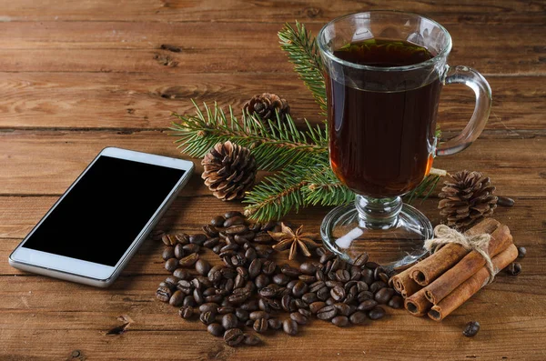 Bebida de café y un teléfono inteligente con decoración de Navidad, en un wo — Foto de Stock