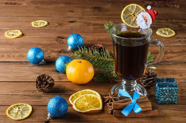 Picie kawy z świątecznych dekoracji, na tle drewnianych. — Zdjęcie stockowe
