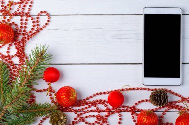 Ahşap bir masa, üstten Görünüm Noel smartphone.
