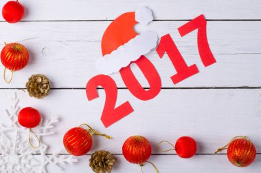 Yılbaşı süsleri ve 2017 ahşap ba üzerinde yazıt