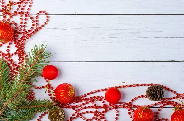 Adornos de Navidad, perlas y bolas sobre un fondo de madera blanca — Foto de Stock
